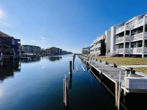 Canal Front with Swimming Pool and Grill